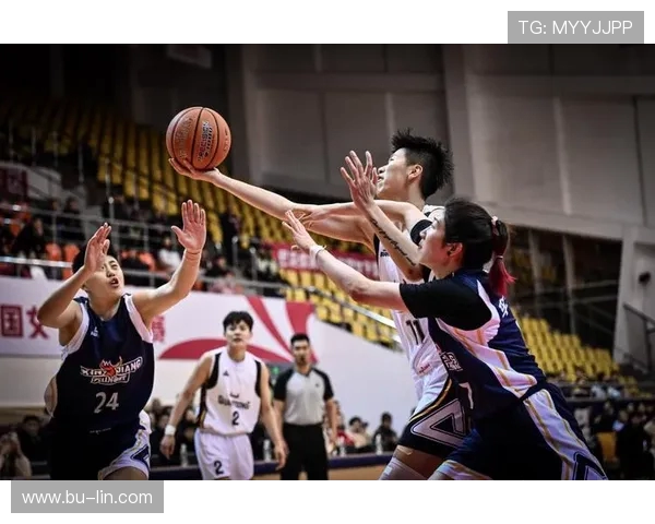 赛后分析:北京篮球队与重庆篮球队的战术对决与精彩瞬间回顾 赛后分析:北京篮球队与重庆篮球队的战术对决与精彩瞬间回顾