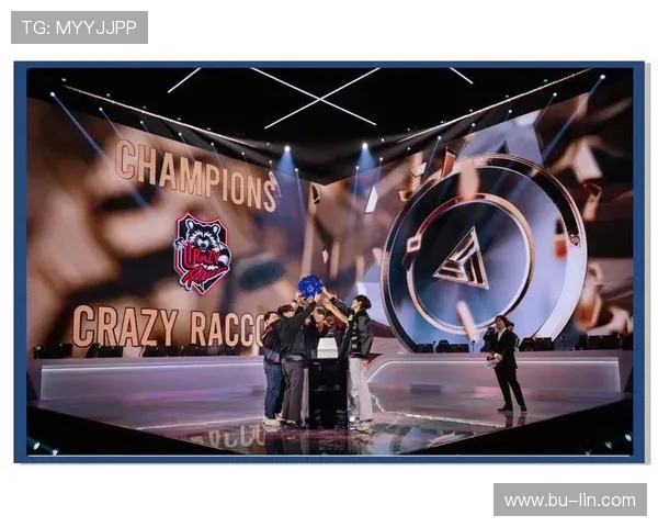 电竞比赛激烈对抗展现顶尖战术技巧与团队协作精神带动全球观众热情